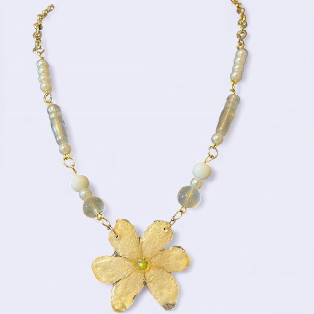 Elegant Gold Flower Pendant Necklace